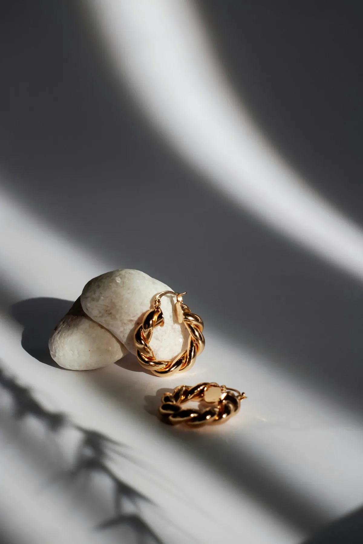 Sculpted gold-plated hoop